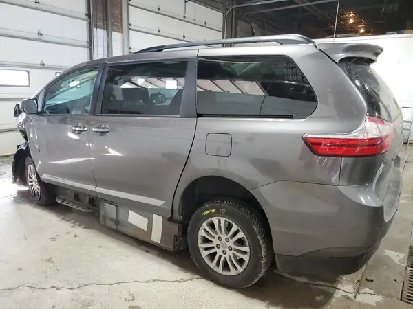 5TDYZ3DC9HS810234 2017 TOYOTA SIENNA - Image 2