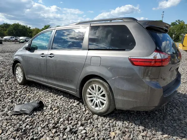 5TDYZ3DC9HS815028 2017 TOYOTA SIENNA - Image 2