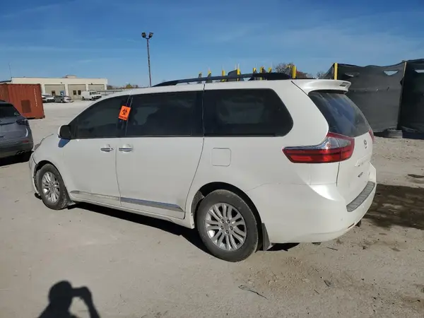 5TDYZ3DC9HS815546 2017 TOYOTA SIENNA - Image 2