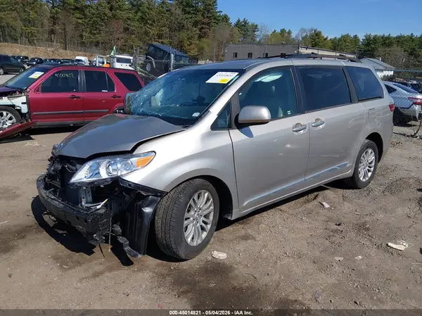 5TDYZ3DC9HS817720 2017 TOYOTA SIENNA - Image 2