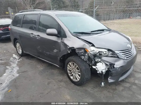5TDYZ3DC9HS818821 2017 TOYOTA SIENNA - Image 1