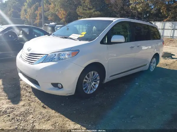 5TDYZ3DC9HS820021 2017 TOYOTA SIENNA - Image 2