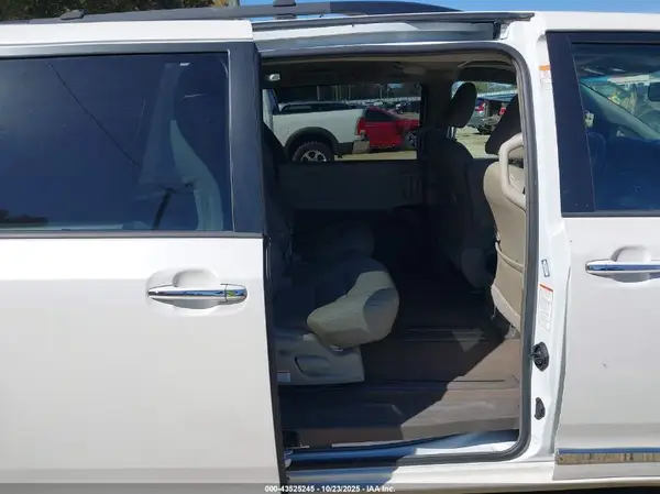 5TDYZ3DC9HS820021 2017 TOYOTA SIENNA - Image 8