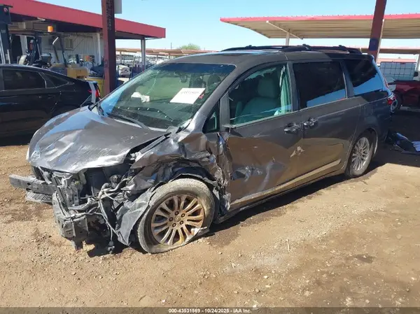 5TDYZ3DC9HS821492 2017 TOYOTA SIENNA - Image 2
