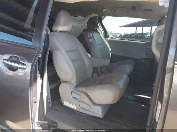 5TDYZ3DC9HS821492 2017 TOYOTA SIENNA - Image 8
