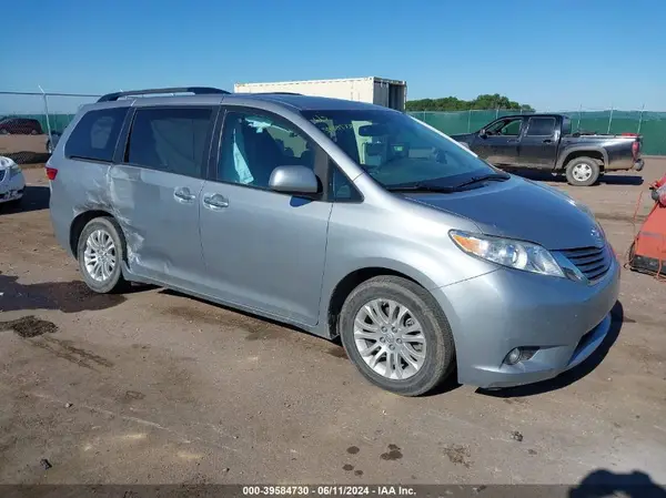 5TDYZ3DC9HS828667 2017 TOYOTA SIENNA - Image 1