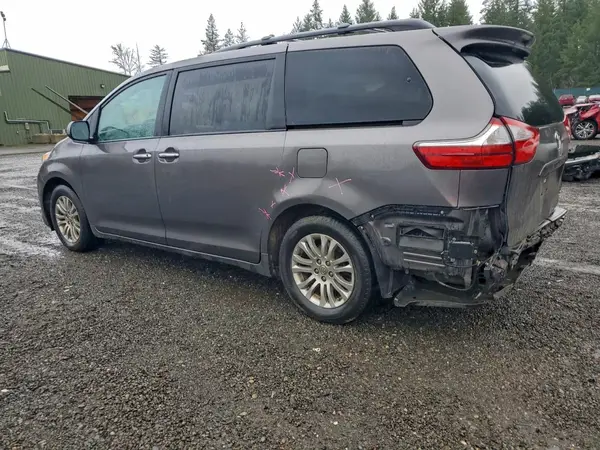 5TDYZ3DC9HS829138 2017 TOYOTA SIENNA - Image 2