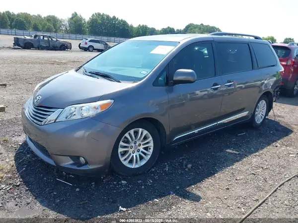 5TDYZ3DC9HS830788 2017 TOYOTA SIENNA - Image 2