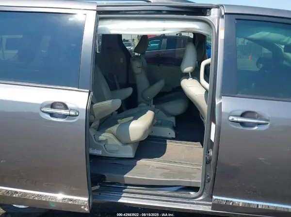 5TDYZ3DC9HS830788 2017 TOYOTA SIENNA - Image 8