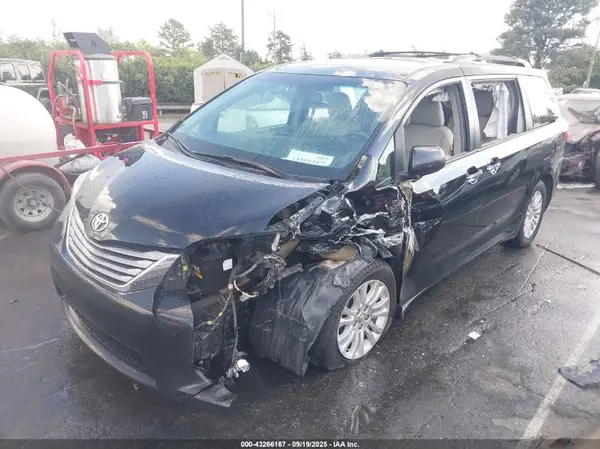 5TDYZ3DC9HS834503 2017 TOYOTA SIENNA - Image 2