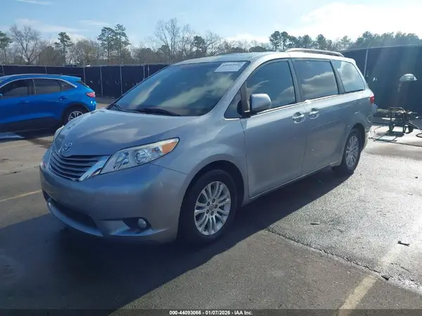 5TDYZ3DC9HS835523 2017 TOYOTA SIENNA - Image 2