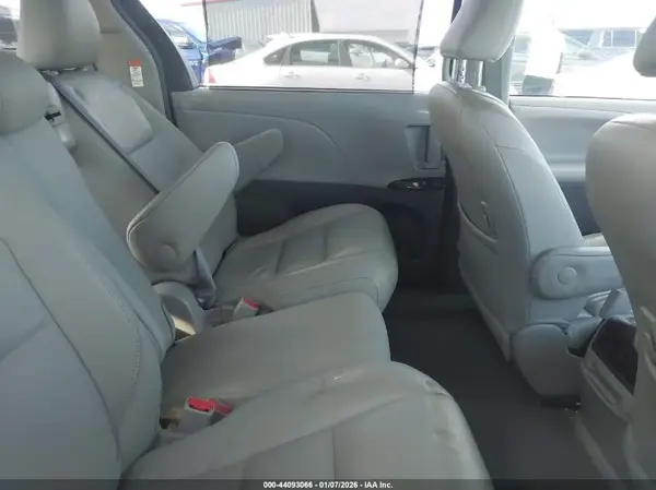 5TDYZ3DC9HS835523 2017 TOYOTA SIENNA - Image 8