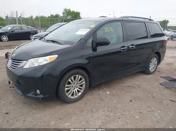 5TDYZ3DC9HS835750 2017 TOYOTA SIENNA - Image 2