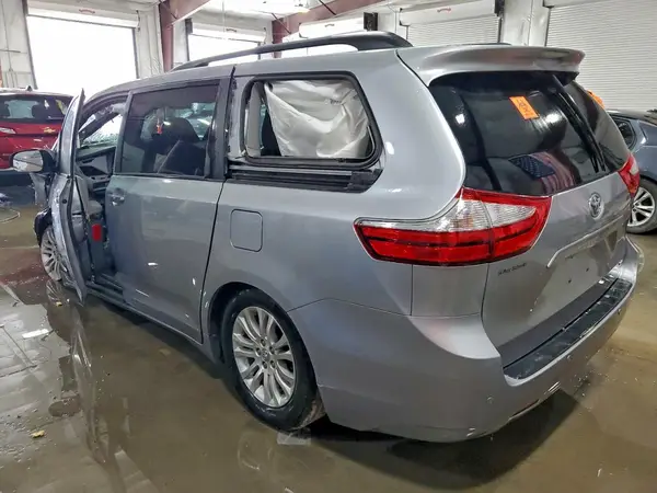 5TDYZ3DC9HS837918 2017 TOYOTA SIENNA - Image 2
