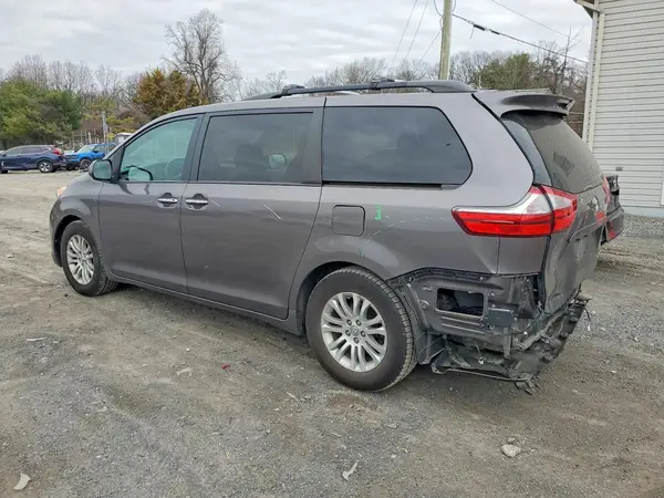5TDYZ3DC9HS840978 2017 TOYOTA SIENNA - Image 2