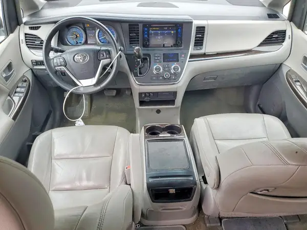 5TDYZ3DC9HS840978 2017 TOYOTA SIENNA - Image 8