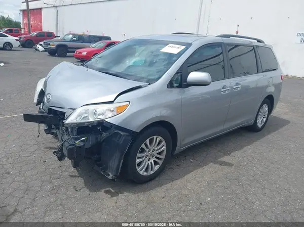 5TDYZ3DC9HS841967 2017 TOYOTA SIENNA - Image 2