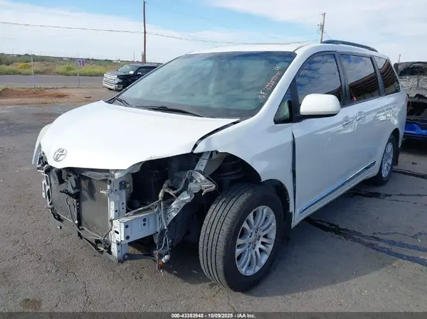 5TDYZ3DC9HS844321 2017 TOYOTA SIENNA - Image 2