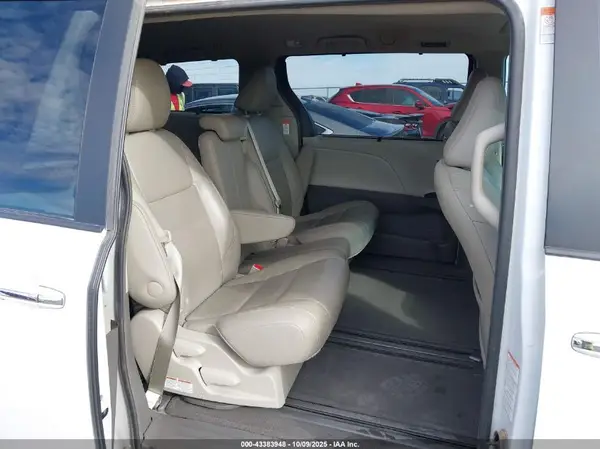 5TDYZ3DC9HS844321 2017 TOYOTA SIENNA - Image 8