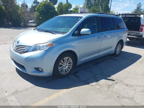5TDYZ3DC9HS845243 2017 TOYOTA SIENNA - Image 2