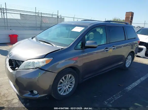 5TDYZ3DC9HS849096 2017 TOYOTA SIENNA - Image 2