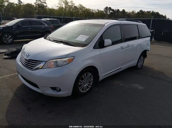 5TDYZ3DC9HS850832 2017 TOYOTA SIENNA - Image 2
