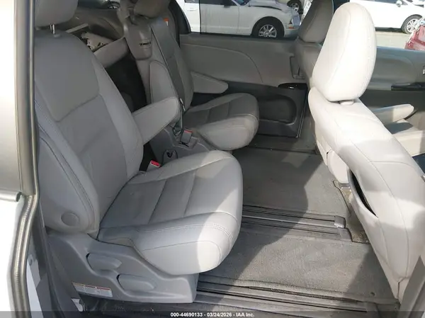 5TDYZ3DC9HS850832 2017 TOYOTA SIENNA - Image 8