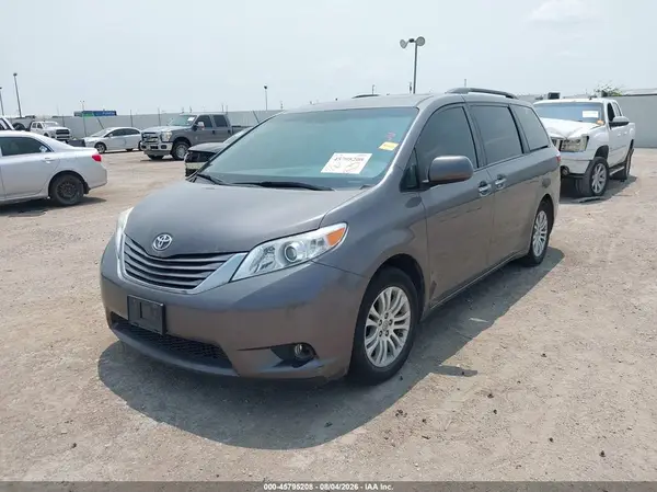 5TDYZ3DC9HS853035 2017 TOYOTA SIENNA - Image 2