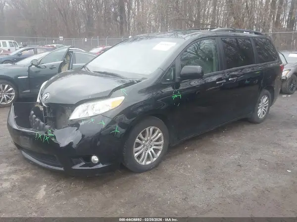 5TDYZ3DC9HS857330 2017 TOYOTA SIENNA - Image 2