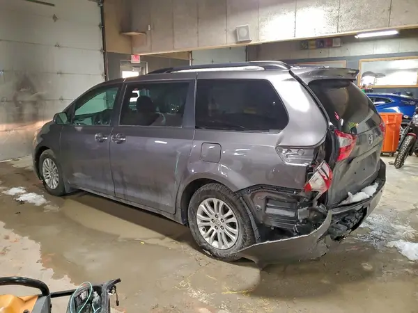 5TDYZ3DC9HS858428 2017 TOYOTA SIENNA - Image 2