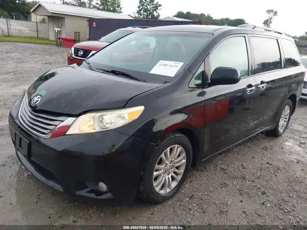 5TDYZ3DC9HS860454 2017 TOYOTA SIENNA - Image 2