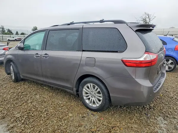 5TDYZ3DC9HS861216 2017 TOYOTA SIENNA - Image 2
