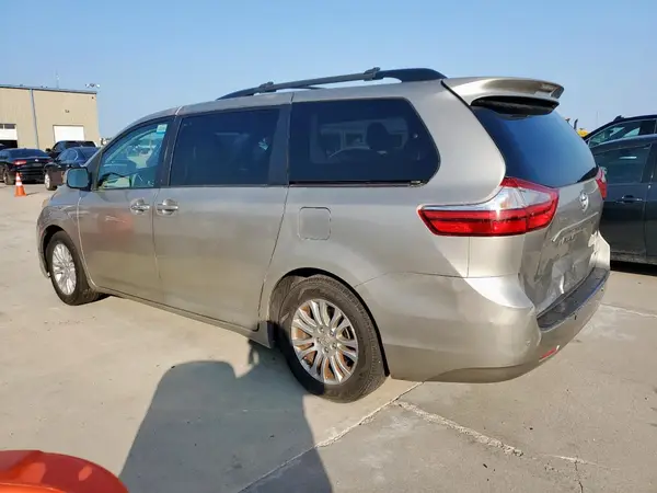 5TDYZ3DC9HS863158 2017 TOYOTA SIENNA - Image 2
