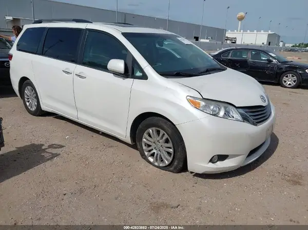 5TDYZ3DC9HS864617 2017 TOYOTA SIENNA - Image 1