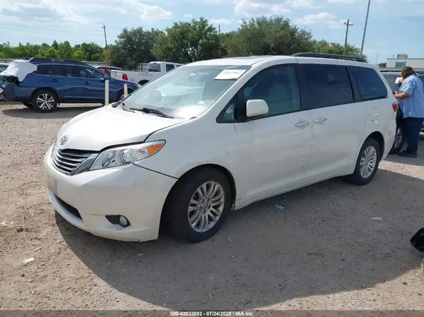 5TDYZ3DC9HS864617 2017 TOYOTA SIENNA - Image 2