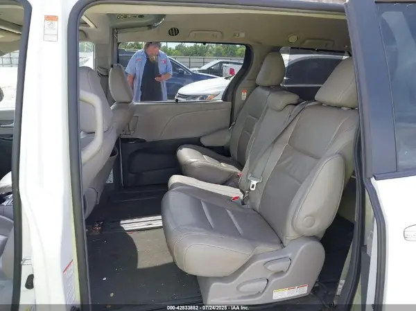 5TDYZ3DC9HS864617 2017 TOYOTA SIENNA - Image 8