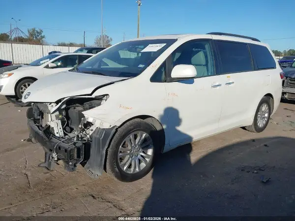 5TDYZ3DC9HS865329 2017 TOYOTA SIENNA - Image 2