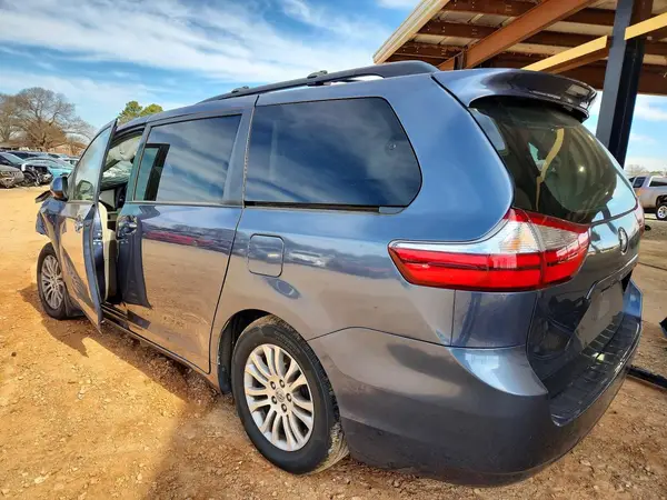 5TDYZ3DC9HS869557 2017 TOYOTA SIENNA - Image 2