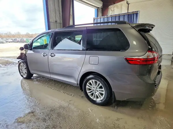 5TDYZ3DC9HS870305 2017 TOYOTA SIENNA - Image 2