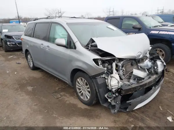 5TDYZ3DC9HS870630 2017 TOYOTA SIENNA - Image 1