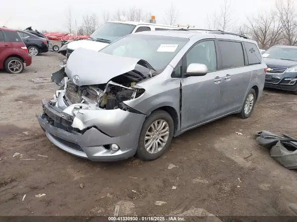 5TDYZ3DC9HS870630 2017 TOYOTA SIENNA - Image 2