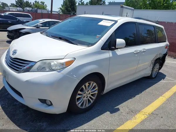 5TDYZ3DC9HS871244 2017 TOYOTA SIENNA - Image 2