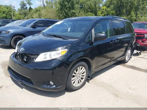 5TDYZ3DC9HS873446 2017 TOYOTA SIENNA - Image 2