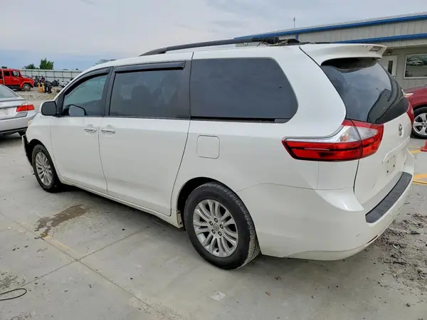 5TDYZ3DC9HS873978 2017 TOYOTA SIENNA - Image 2