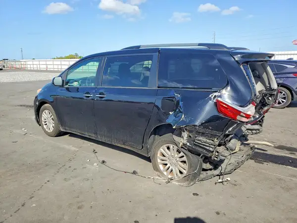 5TDYZ3DC9HS877853 2017 TOYOTA SIENNA - Image 2