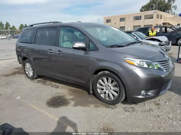 5TDYZ3DC9HS880462 2017 TOYOTA SIENNA - Image 1