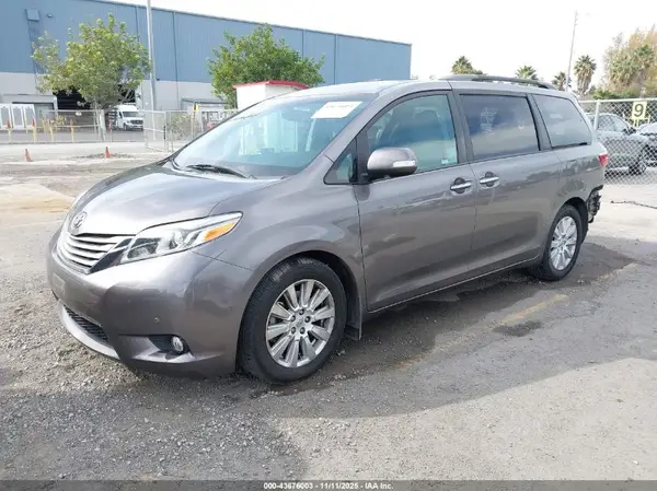5TDYZ3DC9HS880462 2017 TOYOTA SIENNA - Image 2