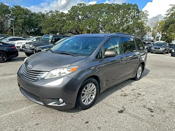 5TDYZ3DC9HS883877 2017 TOYOTA SIENNA - Image 2