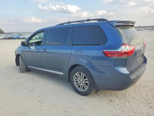 5TDYZ3DC9HS885824 2017 TOYOTA SIENNA - Image 2