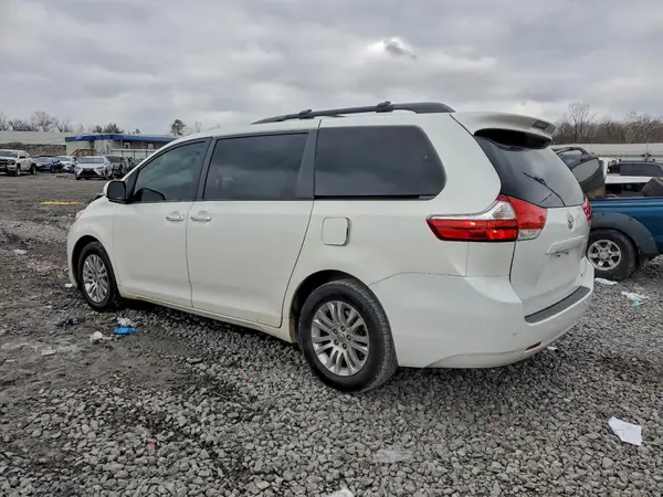 5TDYZ3DC9HS885919 2017 TOYOTA SIENNA - Image 2